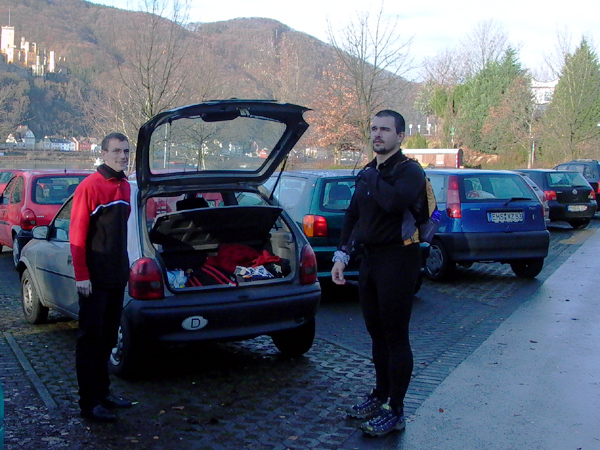 Arnold und Wolfgang vor dem Supporter-Opel